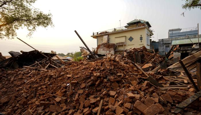 Rains add to challenge for Myanmar quake relief, toll at 3,471