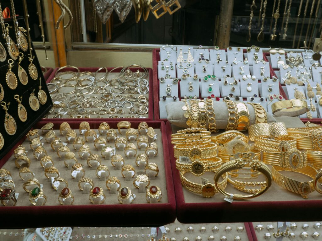 Gold Prices in Pakistan Reach PKR 354,000 per Tola on May 25, 2025, Amid Global Market Volatility