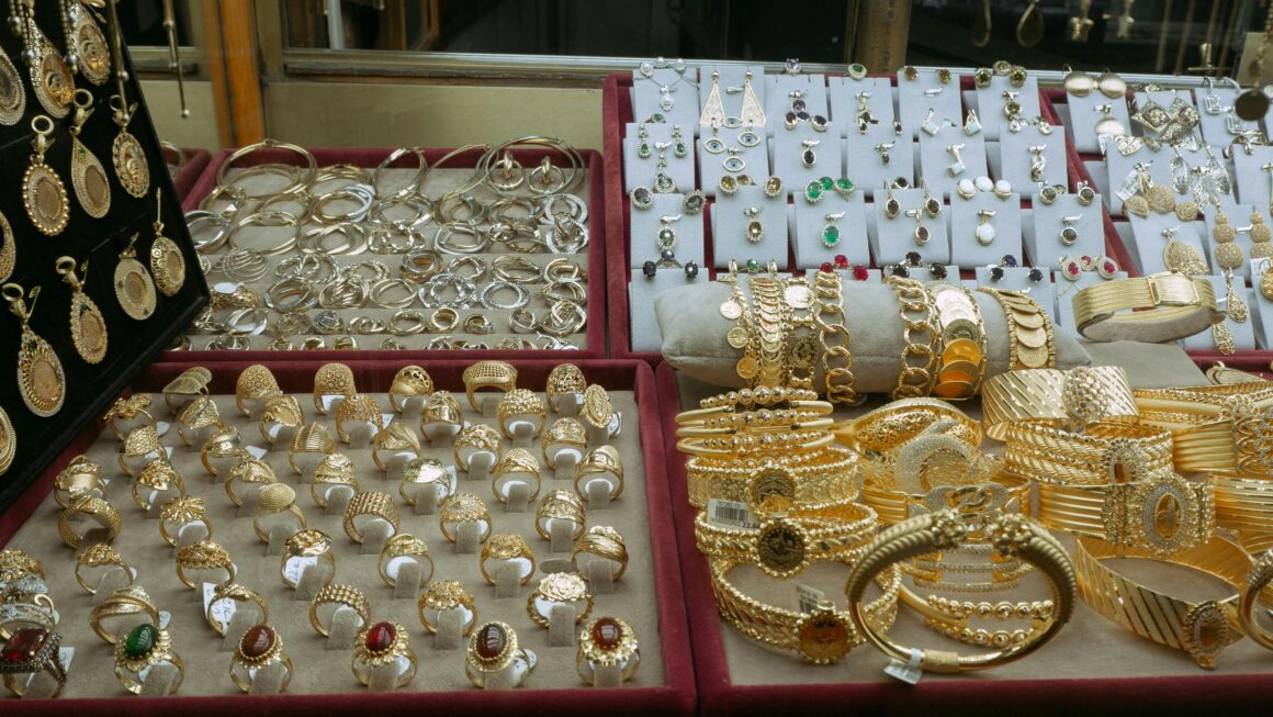 Gold Prices in Pakistan Reach PKR 354,000 per Tola on May 25, 2025, Amid Global Market Volatility