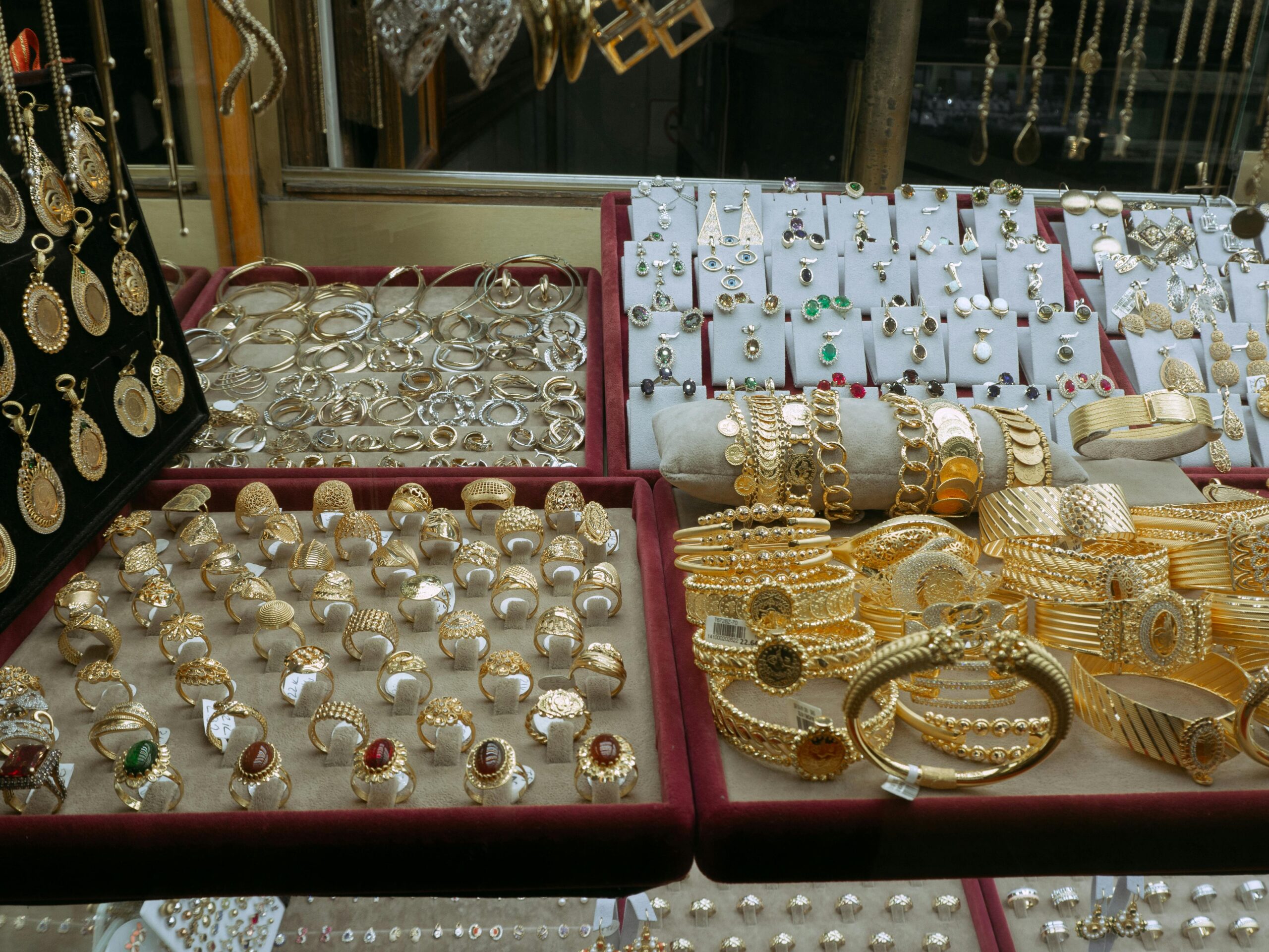 Gold Prices in Pakistan Reach PKR 354,000 per Tola on May 25, 2025, Amid Global Market Volatility