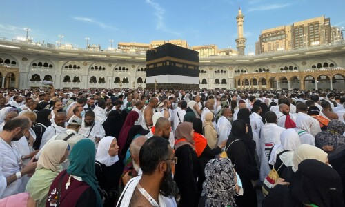Over 1.3 Million Pilgrims Arrive in Makkah Amid Scorching Heat as Hajj 2025 Commences