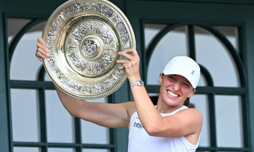 Iga Swiatek Wins First Wimbledon Title with Dominant Victory Over Amanda Anisimova